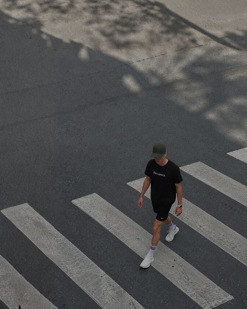 Persona con camiseta de Recupera cruzando un paso de cebra en Santander