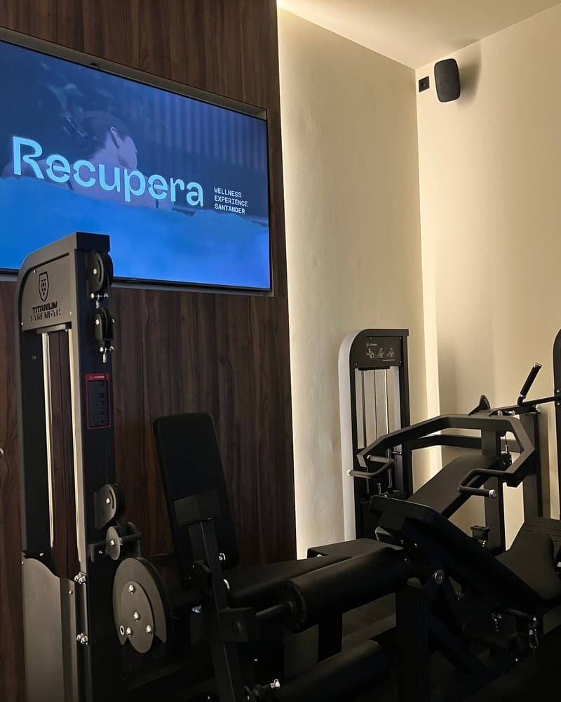 Sala de entrenamiento de Recupera Santander con máquinas de fuerza